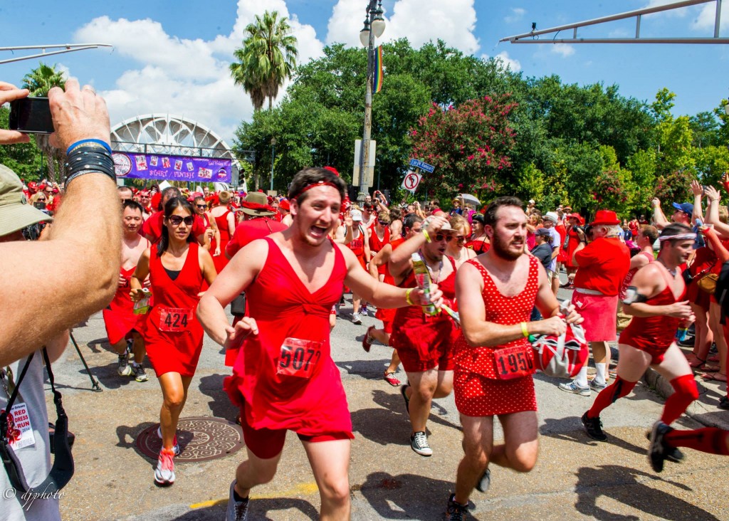 Mặc váy đỏ tham gia cuộc chạy Red Dress ở New Orleans