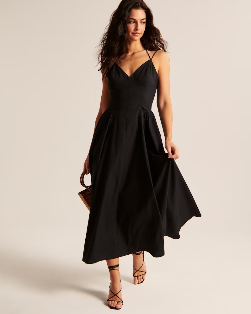 Mẹ California đã hết hàng chiếc váy đen viral trên TikTok này, nhưng nó lại có hàng và đang được giảm giá